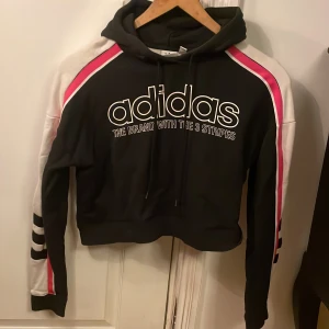 Adidas hoodie - Kort adidas-tröja 💕