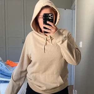 Hm Hoddie - Säljer denna sköna hoddie ifrån hm. Skönt material på hoddie i färgen beige. Storlek S, den kommer aldrig till användning. Möts i sthlm och fraktar, pris kan diskuteras💝 