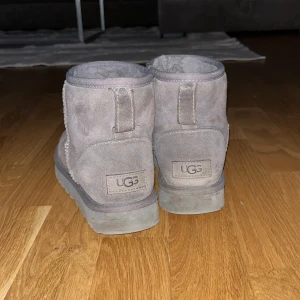 Uggs - Säljer mina gråa uggs, i använt skick alltså inte i nyskick men har absolut mer att ge. Är tex creasade (dock syns det inte jättemycket när man har på sig dem) är något fläckiga och har några repor. Självklart äkta. Frakt på 66kr tillkommer 💛