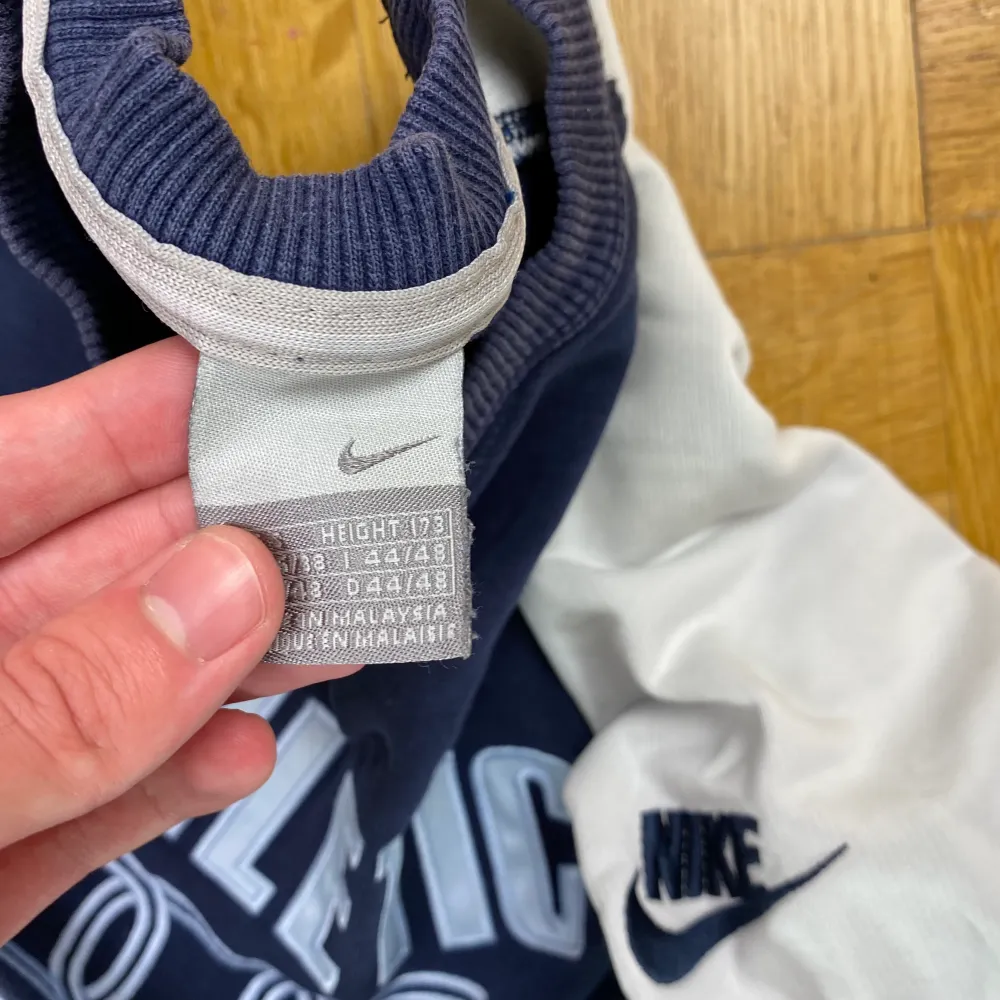 Vintage Nike Sweatshirt i storlek Small. I Mörkblå och vit färg som kompletterar varann fint. Tyvärr så fins det en fläck som syns på sista bilden.. Tröjor & Koftor.