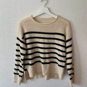 Randig tröja  - Randig tröja från SHEIN. Knappt använd. 