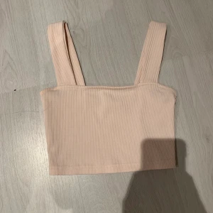 Topp  - Jätte gulligt linne från hm, väldigt fint skick, använd typ 2 gånger! Stl xs,40kr+frakt!