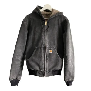 Carhartt jacka  - Ovansklig Grå carhartt jacka i vinter edition med Biege sherpa insulering (därav är den lite tjockare)  Sparsamt använd  Storlek S/M (nypris 2369kr)