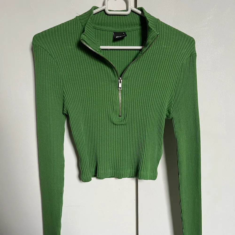 Grön tröja ifrån Gina Tricot i storlek S, använd 1 gång. . Tröjor & Koftor.