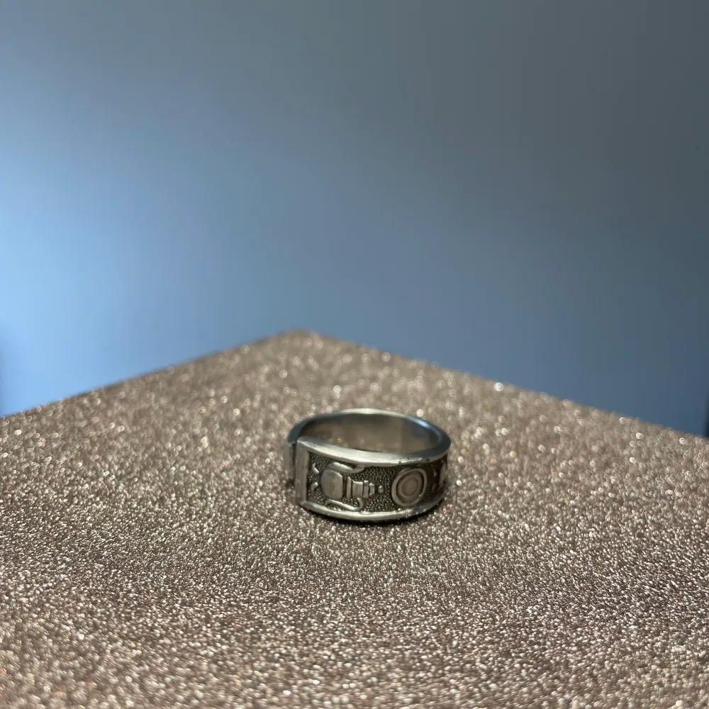 Hemmagjord sked-ring med mönster! Ringen är rostfri och är som vanligt gjort med mycket kärlek! Hör av dig om du har några frågor eller vill ha fler bilder:). Accessoarer.
