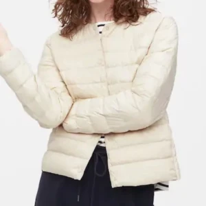 Uniqlo jacka - Populär jacka från uniqlo i en benvit färg🍁nypris 800kr obs några fläckar som går bort i tvätten 