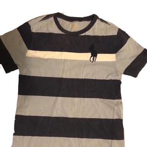 Polo T-shirt  Pris 99kr  Storlek s