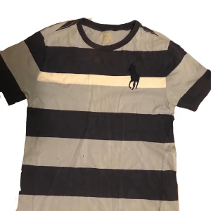 Polo T-shirt  - Polo T-shirt  Pris 99kr  Storlek s