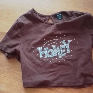 Honey t shirt - Det här är en t shirt från shein som jag värkligen ville ha förut men nu är den inte riktigt min stil längre, den är xs men den är stretchig så den passar xs och m ungefär.