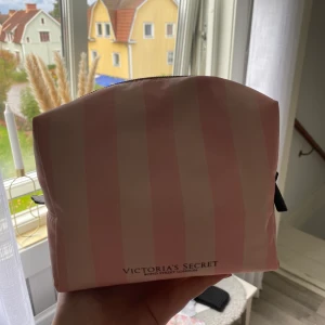 Necessär  - En liten men rymlig necessär, säljer då jag endast behöver en!