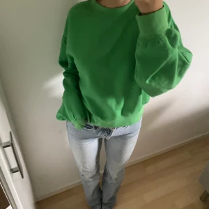 Tröja - Grön sweatshirt från Zara i storlek S. Knappt använd så i dont skick!!💓💓