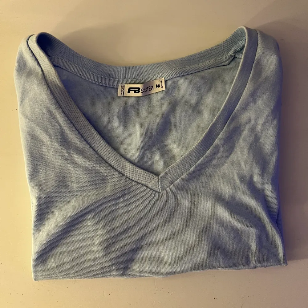 Tänkte försöka sälja min ljusblåa kortärmade tröja som jag köpte för något år sedan som tyvärr inte har kommit till så mycket användning. Den är super fin med fina detaljer vid ärmarna och den nedre delen av tröjan med ett bra skick 🥰. T-shirts.