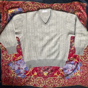 Stickad Tröja Valentino - Valentino Oumo vintage. Passar M/S. 100% ylle, tjockare tyg.