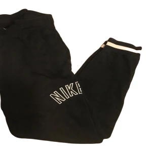 Nike byxor  - Nike byxor  Storlek xs  Pris 99kr  Fraktar eller möts upp i Gbg 