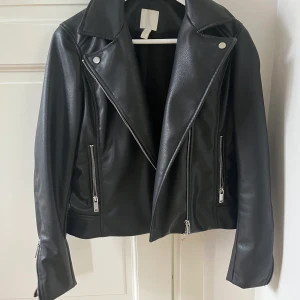 Skinnjacka - Säljer min fina skinnjacka som är använd ett fåtal gånger. Strl 36. Pris kan diskuteras!