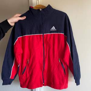 Snygg Adidas tröja i storlek ”5” motsvarande S. 