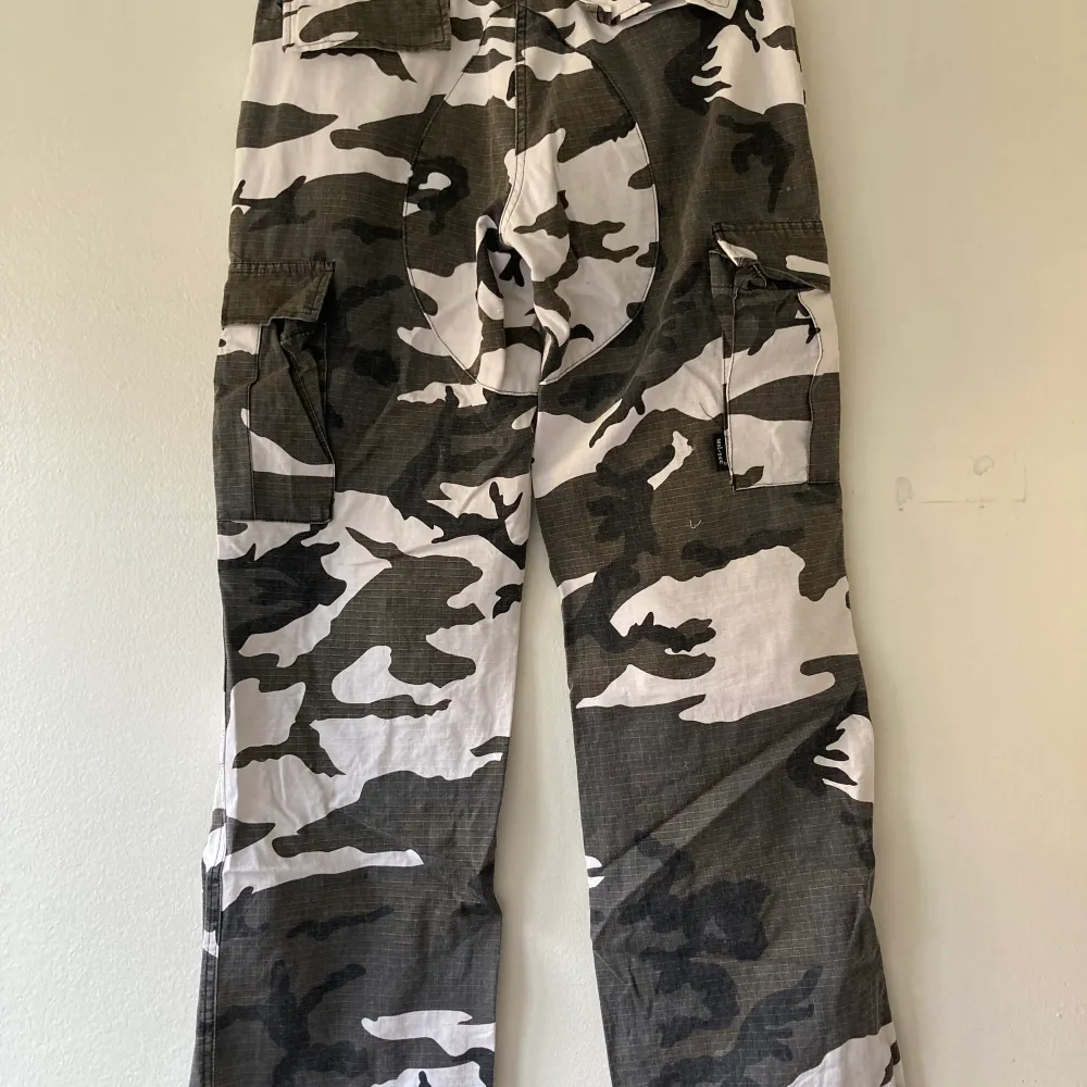 Miltec Camouflagebyxor med snygg passform i bomull. Mycket gott skick!. Jeans & Byxor.