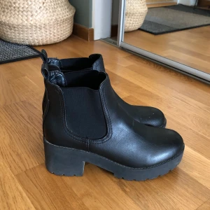 Skor boots  - Skor perfekta till hösten, liten klack, storlek 39 🤍 Kommer inte till användning och säljer därför. Lite lite skavt på ena skon (se bild 2) därför det låga priset. Tryck inte på ”köp nu” utan skriv vid intresse!