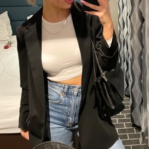 Svart H&M kavaj - Svart kavaj från HM i storlek S men är oversized i storleken, knappt använd och i väldigt bra skick.