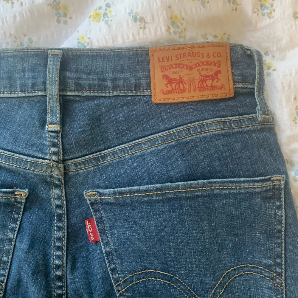 Levi’s skinny jeans i bra kvalitet! nästan inte använda. skriv till mig för frågor eller mer bilder!:) fri frakt💗. Jeans & Byxor.
