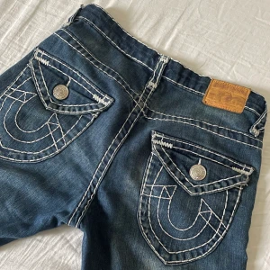 True religion jeans - Säljer mina supercoola true religion jeans som jag köpte här på plick! säljer då de inte riktigt passade. Midjemått: 78cm, innerbenslängd: 81cm. Begagnat skick. Buda vid intresse💕