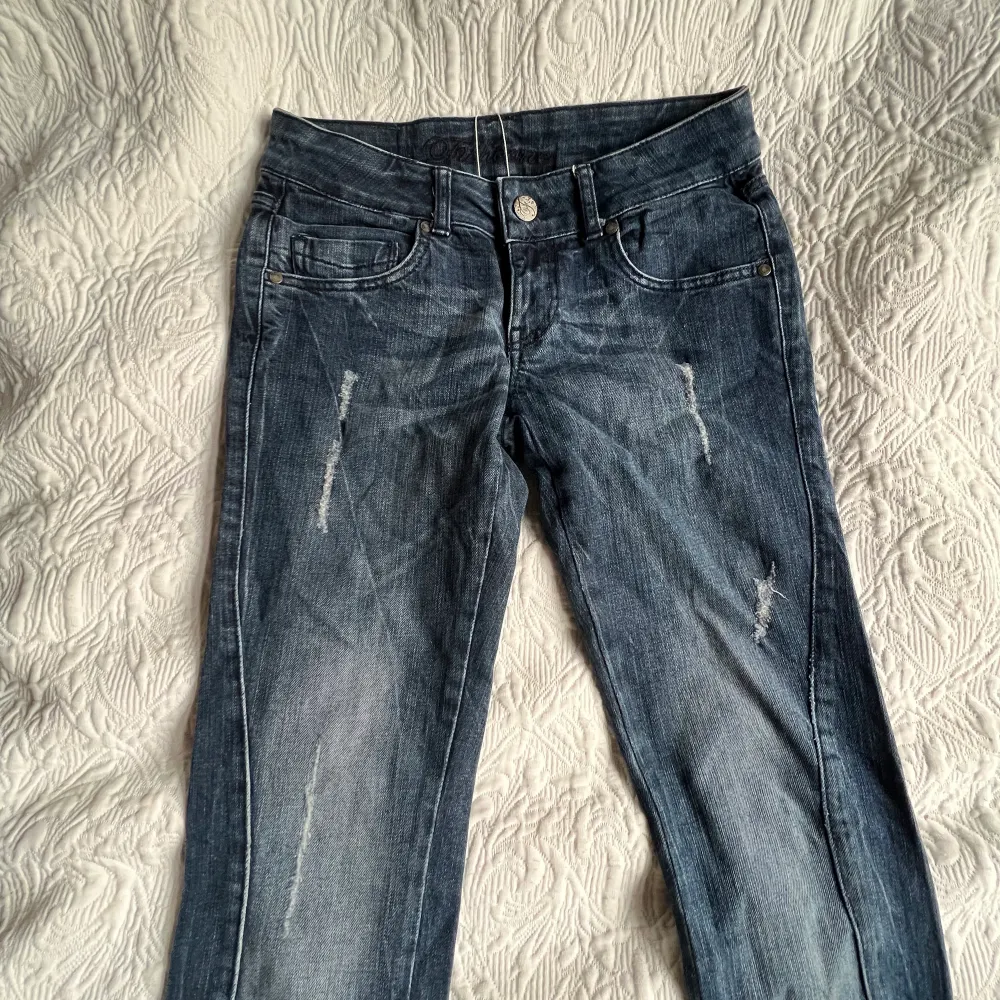 Jeans köpte från Sellpy för 300kr! Från märket Fishbone och är i strl 28 men passar nån storlek mindre skulle jag säga! Kan sälja för 200 inkl frakt  med snabb affär!. Jeans & Byxor.