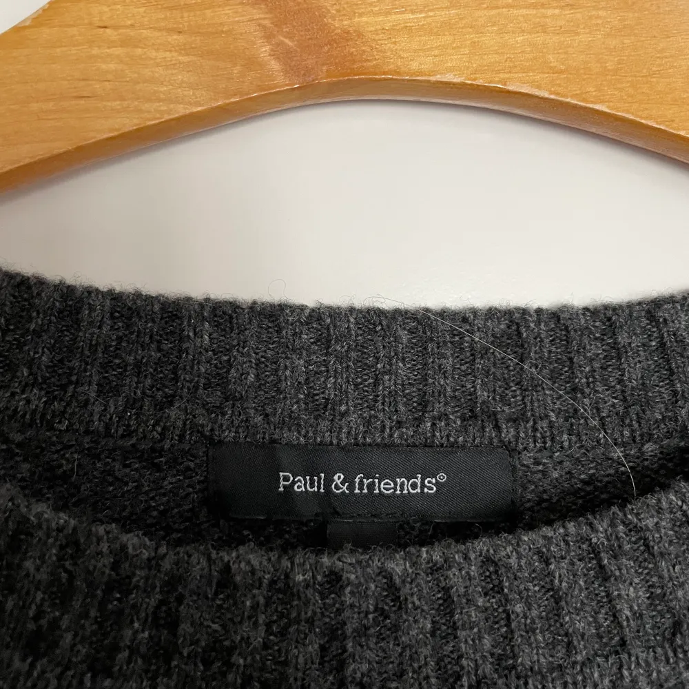 Nypris: 1300  Säljer min merinoull tröja från Paul and friends i mörkgrå, sitter boxy och allmänt asbra, i modellen ”shanley”. Tröjor & Koftor.