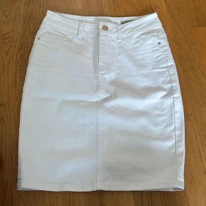 Kjol  - Vit kjol från Vero Moda i storlek XS. Kan även skicka om önskas, fraktalternativ kan diskuteras.