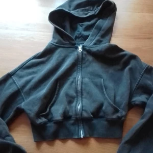 H&m tröja - En h&m tröja som inte kommer till användning längre, den är xs men den är stretchig. Den är väldigt bekväm och den värmer på vintern:) Den är en ganska mörk grå färg