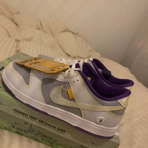Nike dunk los x Union La  - Säljer dessa Nike dunk x Union La court purple jag köpte från SNS, dom är i storlek 43/9,5 och är DSWT(inte använda eller testade). Bara att höra av dig i pm för mer info/ bilder! Pris kan diskuteras vid snabb affär👍🏻