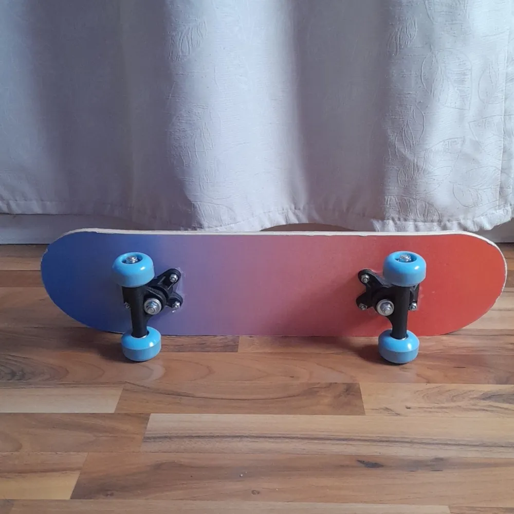 Liten skateboard för barn/blå råsa. Övrigt.