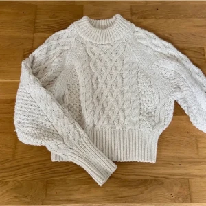 Stickad tröja💝 - Säljer nu min fint stickade tröja! Den är i bra skick, inte nopprig och sticks ej. Perfekt nu till hösten🙌🏻💕