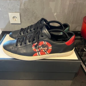 Gucci snake sneakers - Ett par sneakers från Gucci i storlek 44 eller 10 1/2 Lite slitet på de gröna och röda och på sulan.  