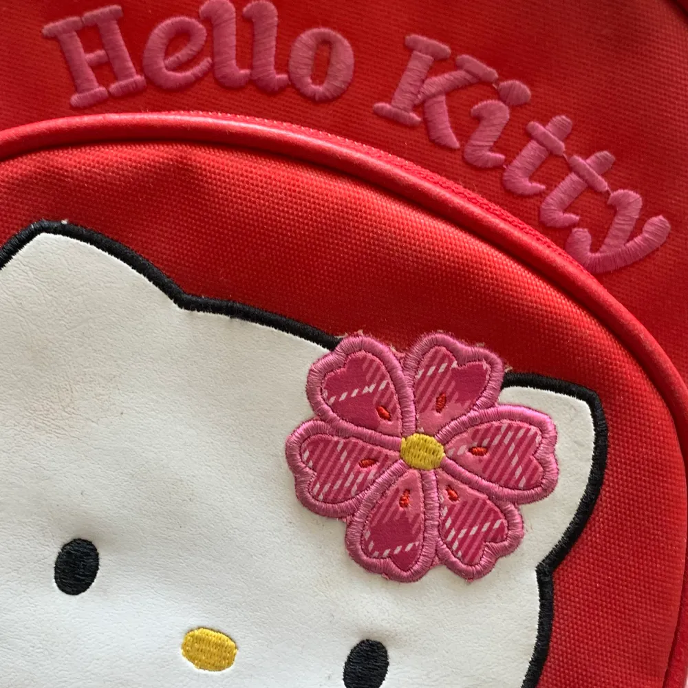 En litten, supper gulig, röd Hello Kitty ryggsäck☺️ 200kr köptaen står för frakten 💕. Accessoarer.