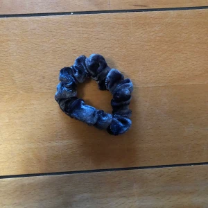 Scrunchie - Scrunchie ! Frakt tillkommer på 13kr. 