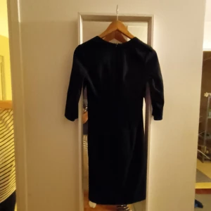 Klänning Tiger Of Sweden - Svart, stilren, klassisk klänning från Tiger. Slutar strax under knäna. ( jag är 169 cm) Ärmen är inte hellång, utan går ner på halva underarmen. Dold dragkedja i ryggen. Väldigt snygg och figurnära. Nypris i butik ca 1400:- Kan skickas, spårbart 51 kr