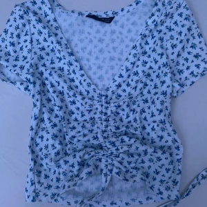 Blå v ringad tröja med blommor - Denna tröja är från shein original priset kostar ca 60 , änvänd typ 3 gånger storleken är xs