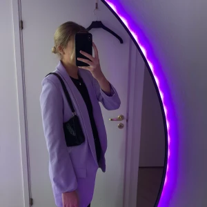 Lila blazer - Super fin lila blazer i fint skick, använd en gång då jag enbart köpte denna till en tema fest och har inte kommit till användning något mer. Men en super fin  blazer till fest tex💜💜