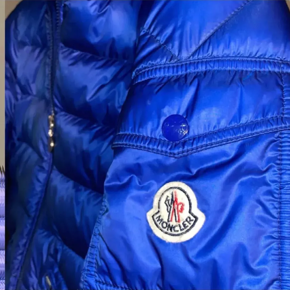 säljer min moncler jacka köpte för inte alls längesedan, som ny.passar perfekt nu inför hösten/vintern.. Jackor.