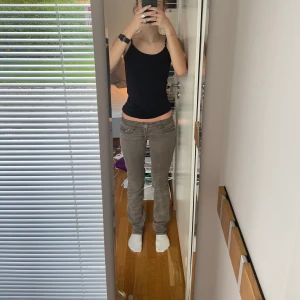 Lågmidjade byxor  - Bruna, lågmidjade byxor som sitter jättesnyggt. 