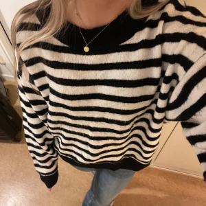 Stickad tröja❤️‍🔥❤️‍🔥 - Jättesöt svart och vit-randig stickad tröja i storlek m, köpt second hand därav ser man att den är använd (se sista bilden), frakt tillkommer alternativt möts upp i Stockholm❤️‍🔥❤️‍🔥tröjan finns kvar, pris kan diskuteras!!