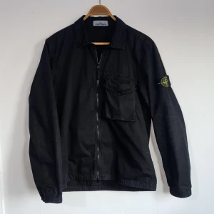 Stone Island Overshirt svart  - Då vill jag sälja min Overshirt i Naslan Light,slitstarkt och nötningsbeständigt tyg. Superskön och snygg.🤩Den passar för både M&L❤️ Stone Island-patch på vänster arm. Skick 9,5/10😍 Nypris:4 299:-tveka inte att ställa frågor☺️