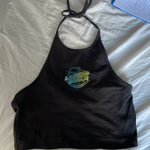 Linne/magtröja  - Ett linne som är som en magtröja med knytning i nacken 