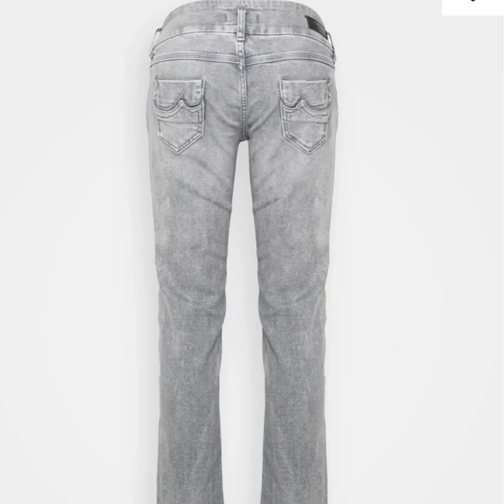 Säljer mina jätte snygga LTB Jeans som nästan är helt slutsålda i alla storlekar. Säljer dem för 400 kr men kostar i original pris 679. Har typ aldrig användt dem och dom är i super bra skicka skriv priv om mer bilder osv!❤️. Jeans & Byxor.