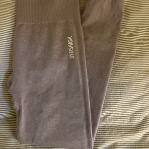 Gymshark träningstights - Säljer mina knappt använda gymshark byxor. Dom är mer rosa i verkligheten.  Ordinarie pris=550kr