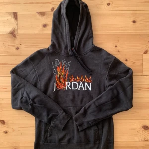 Travis Scott x Jordan - En cactus jack X Jordan collab, helt slutsåld. Knappt använd. Storlek XS, men passar M. Köptes för cirka 3 år sedan på Sneakersnstuff. Priset på andra sidor som t.ex grailed ligger runt 3000kr. Priset är dock inte hugget i sten
