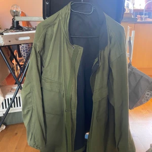 Militärgrön jacka - Militärgrön jacka, perfekt till hösten!