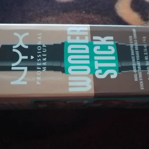 Smink - Hej, säljer nu den här contour/highligh Pennan/stick ifrån Nyx företaget köptes i Lindex men har tyvärr ingen använding av den, burken är helt oöppnad och det finns fortfarande tejp på förpackningen ❤️ skriv vid intresse 