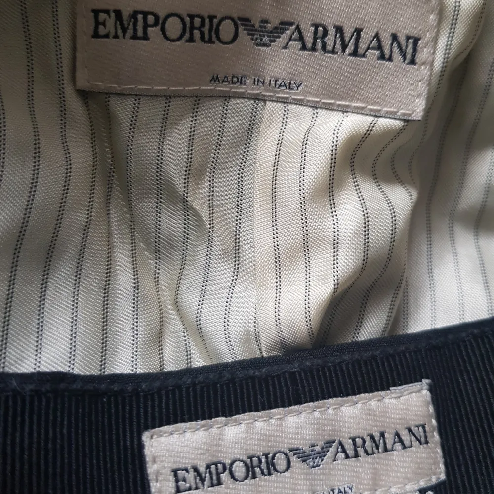 Supersnygg och stilren Emporio Armani-kostym från 2000s i fint skick, knappt använd. Kavaj och byxa. Passar storlek S (36/38).  (Obs! Fläckarna på bilden är på spegeln, INTE på kostymen. Kostymen är fläckfri) 🌸🌸. Kostymer.
