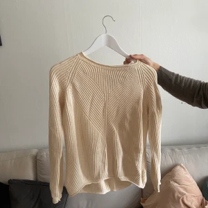 Stickad tröja - Krämvit tröja långärmad stickad. 60% bomull 40% akryl, knappt använd jättebra skick. Small men sitter som en medium, lätt oversized.